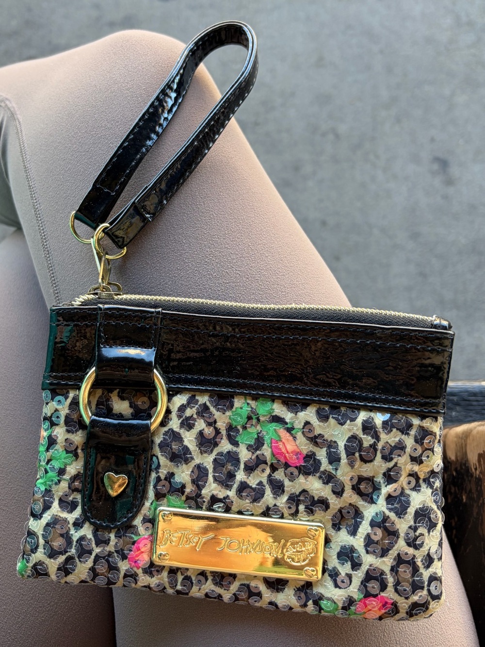 VINTAGE BETSEY JOHNSON Y2K Betseyville Leopard Expandable Wristlet Accessory - Picture 10 of 10